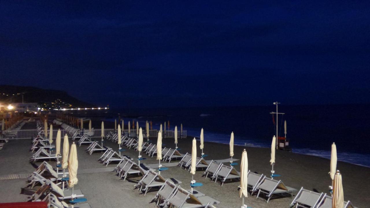 Ghiro Ghiotto Pietra Ligure Exterior foto